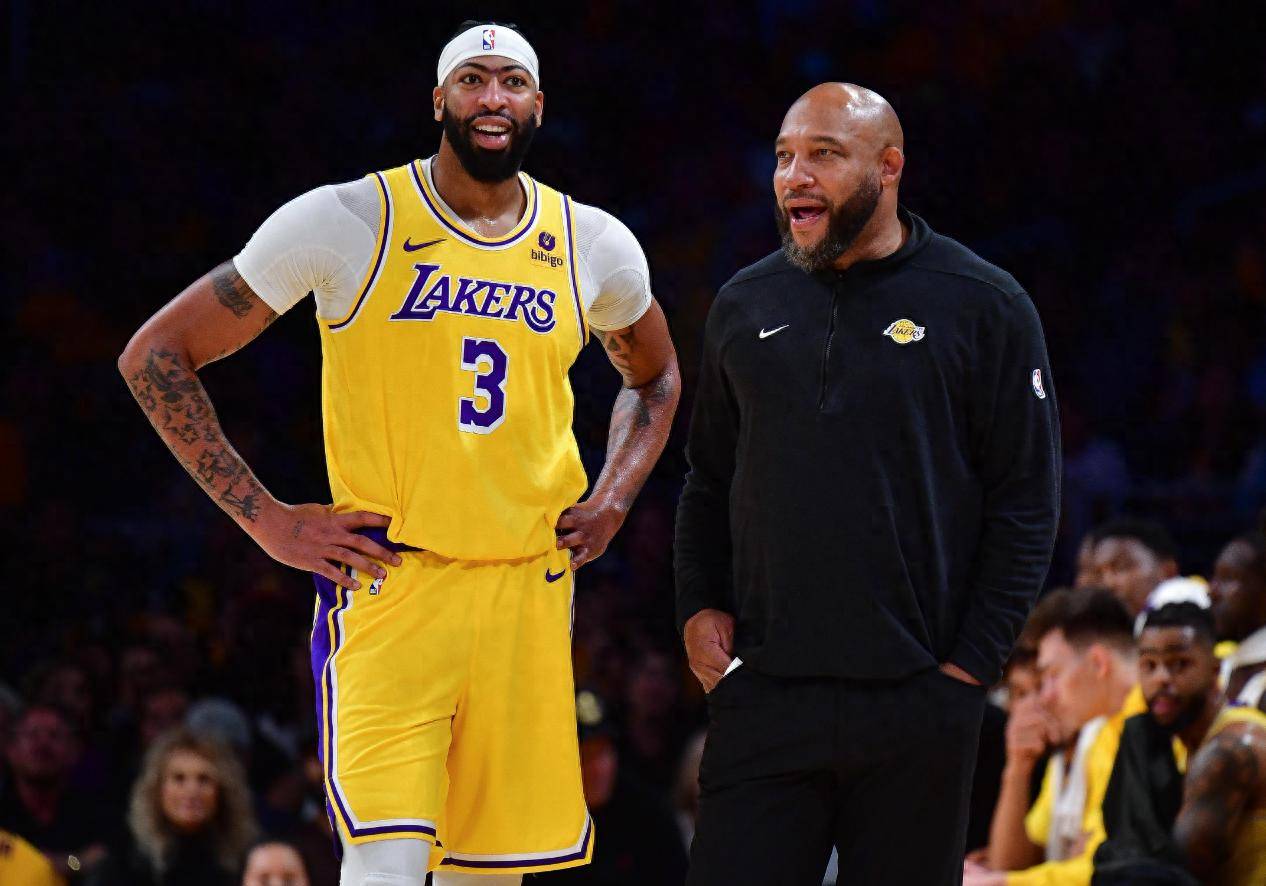 浓眉哥重返赛场,领先优势明显首场状态出色,独行侠观众沸腾!