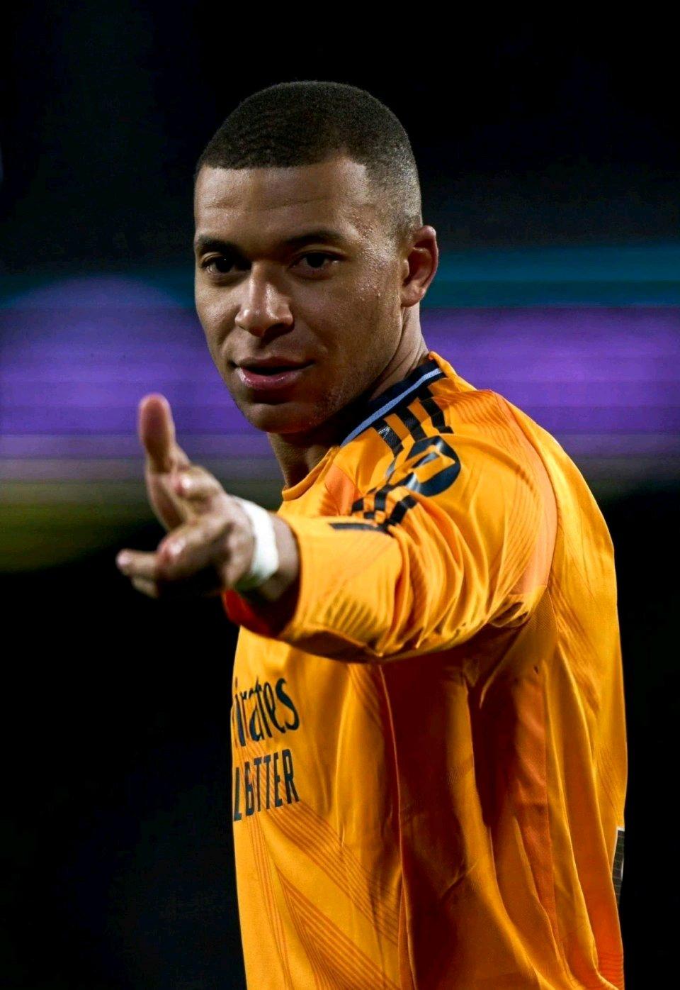 官方网站-包含姆巴佩重返赛场，刷新纪录首场状态出色，C9观众沸腾！的词条-官方网站